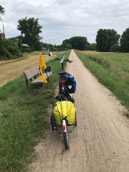 Man kann das Ziel noch nicht sehen, obwohl es km-weit nur geradeaus geht.