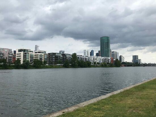 Moderne Bauten am Main.