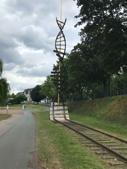 Für die Bahn endet die Fahrt hier, Kunst am Gleis, sehr schön.