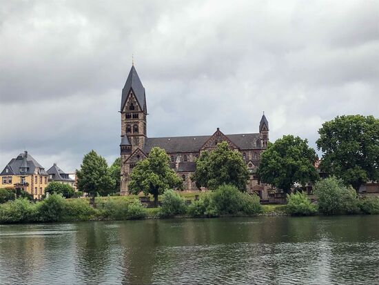 Blick von Klein-Auheim nach Großauheim (man beachte die unterschiedliche Schreibweise