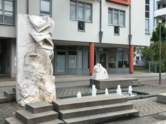 Kunst vor dem Hotel.