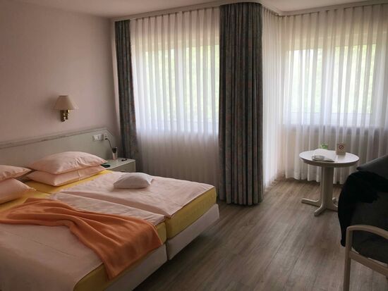 Und ein Riesenzimmer in einer sehr ruhigen Gegend im Gegensatz zu Offenbach.