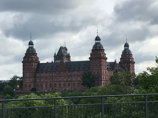 Schloss Johannisburg in Aschaffenburg, doch wieder mit Wolken.
