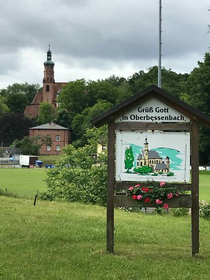 Und dann gehts gleich nach der ersten Steigung rein in eine kleine Ortschaft, idyllisch gelegen.