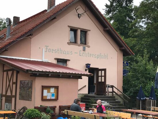 Zum Glück war es heute trocken und die Bikertreffs waren auf. In diesem schönen Wirtshaus waren erstmal ein paar Minuten entspannen angesagt, der Anstieg dahin war nicht ohne .