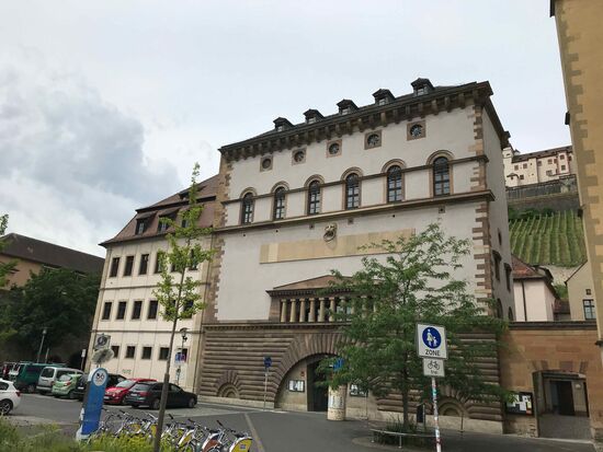 Die Jugendherberge ligt direkt unterhalb der Festung.