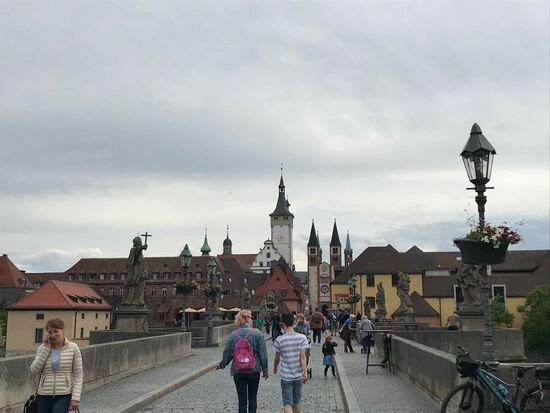 Aber erstmal über die alte Mainbrücke ins Zentrum.