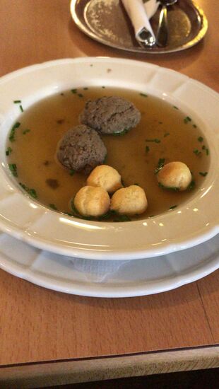 Zum Abendessen gestern gab es erstmal eine Leberknödelsuppe, sehr lecker