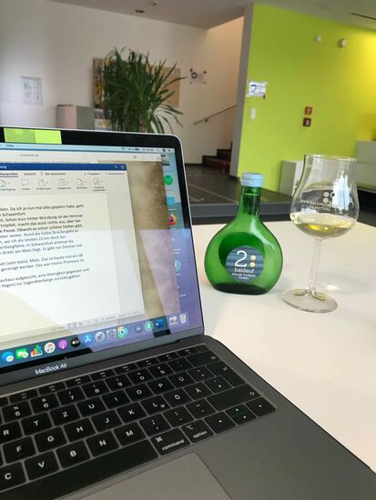 Und da wird der Bericht geschrieben, ein Frankenwein gehört dazu.