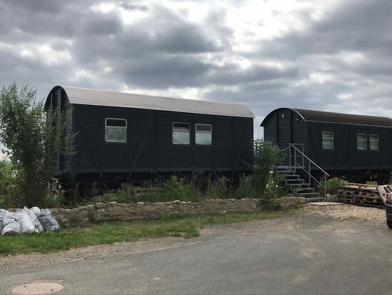 So kann man stehengebliebene Waggons auch nutzen.