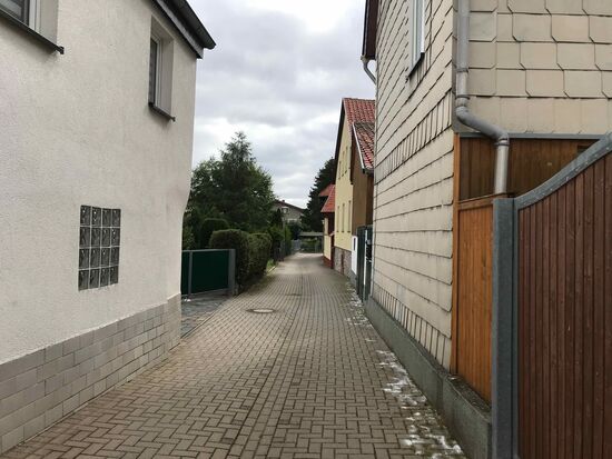 Durch schmale Gassen geht es weiter.