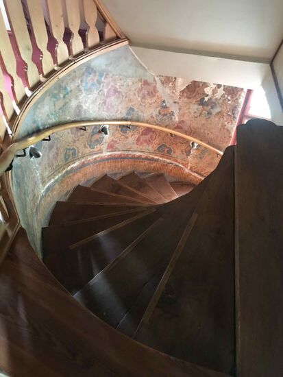 Das Treppenhaus mit Wandbemalung aus dem 19 Jh.