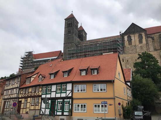 Der erste Blick auf Quedlinburg mit einem historischen Stadtkern.