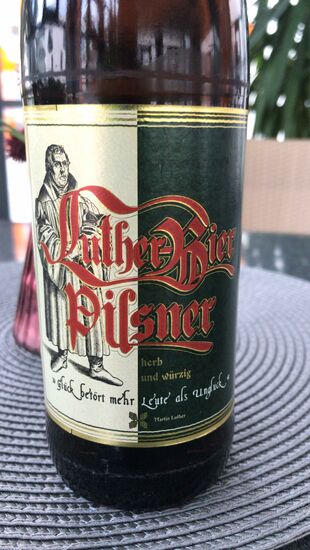 Und zur Begrüßung ein Luther-Bier.