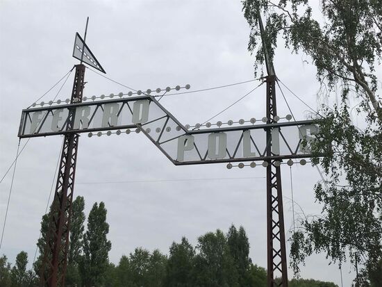 Ferropolis steht auf dem Schild, sieht nicht so toll aus.