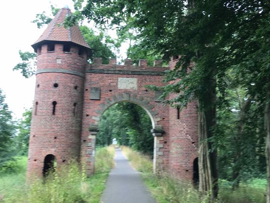 Neugotisches Tor Sieglitzer Berg.