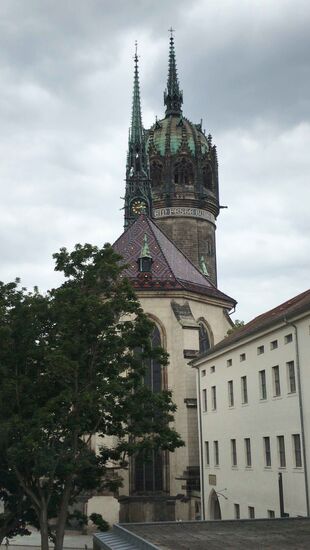 Der Blick aus der Jugendherberge auf die Schlosskirche.