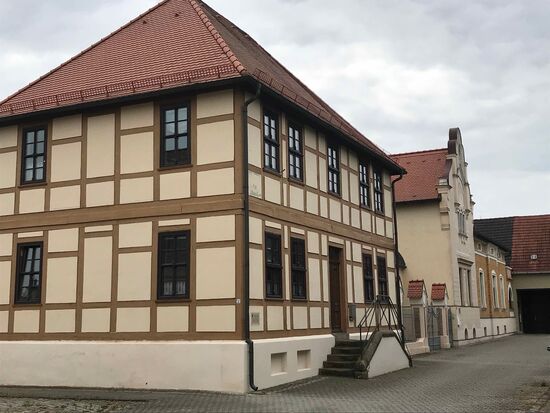 Das ist das historische Pfarrhaus.
