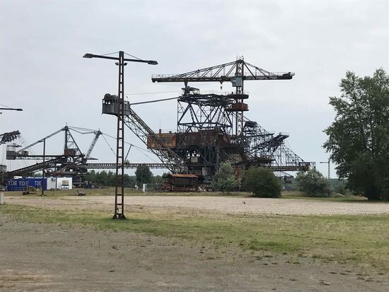 Ein alter Braunkohlebagger, aber wenn man näher ran will, muss bezahlt werden.