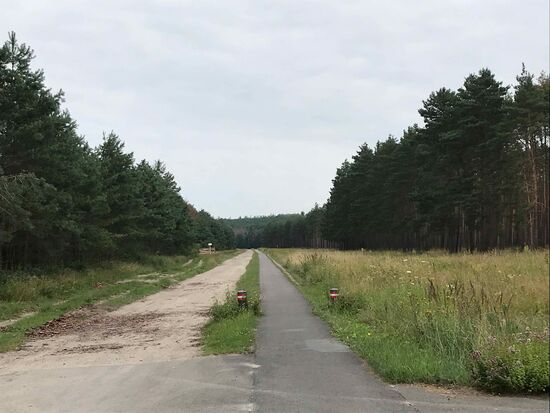 Und dann geht es recht eintönig durch ein riesengroßes Gebiet.