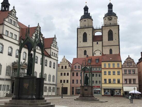 Der Markt mit historischem Rathaus