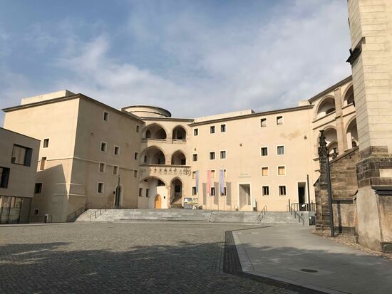 Schloss- und Kircheneingang.