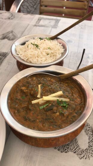 Und so gibt es ein indisches Mittagessen, Aloo Saag (Kartoffeln, Spinat und indische Gewürze, sehr lecker)
