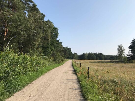 Und dann geht es an solchen Wegen entlang.