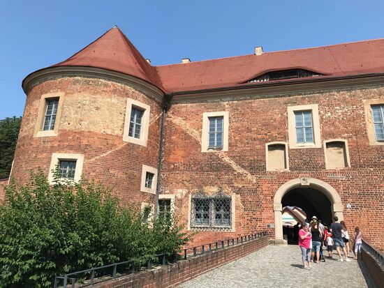 Hier gibt es auch ein Schloss, aber nur mit Eintritt. Da ich nur eine kurze Pause machen möchte, hat sich das dann auch erledigt, schade.