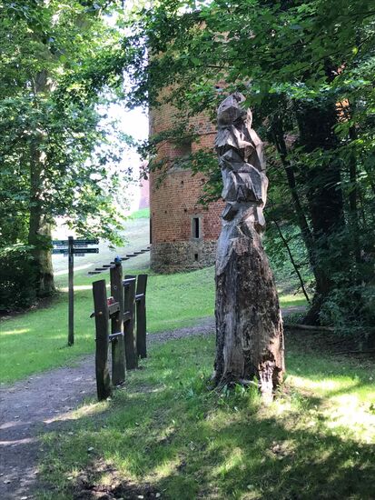 Durch den Burgpark in die Altstadt.