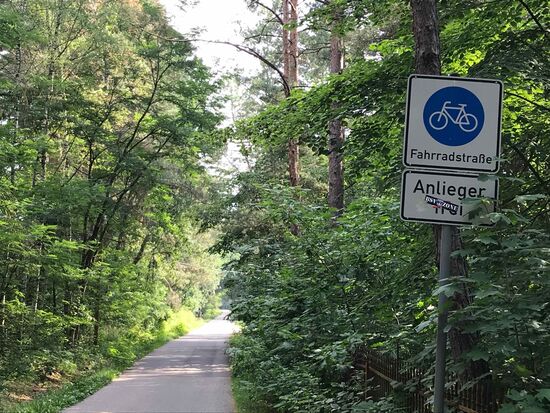 Und so kann man Straßen umwidmen, hier haben Fahrräder Vorfahrt! Wünsche ich mir auch für unsere Gegend.