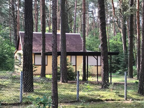 Hier (bei Borkheide)gibt es sehr viele kleine Datschen im Wald.