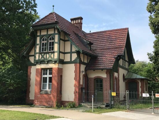 Das gehört zu Beelitz-Heilstätten, ein riesiges Gebiet, dass offensichtlich zu einer etwas feudaleren Villengegend umgebaut werden soll. Zu dem "alten Gebiet finde ich keinen Zugang mehr, überall Schilder, die auf Privatgrund hinweisen.