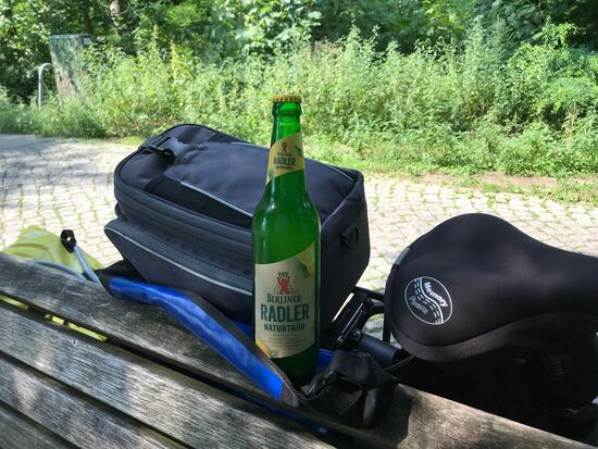 Und auf einem echt großen Campingplatz hat zwar der Laden um 11.30 Uhr geöffnet, aber die Terrasse nicht, Und auf dem ganzen Platz Stau der An- und Abreisenden. Also kaufe ich mir ein Radler und fahre an eine stille Stelle am See und genieße eine Pause.