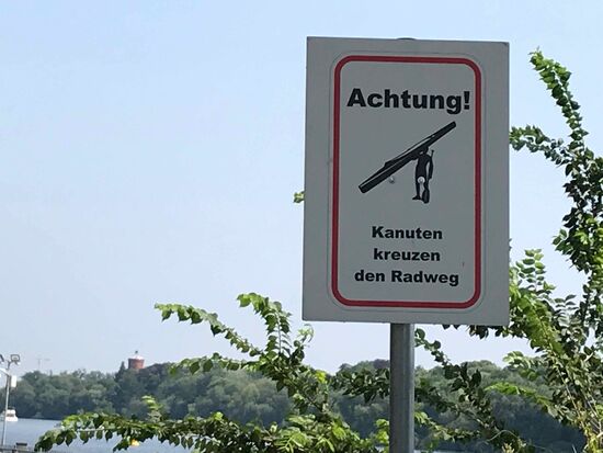 Muss ich jetzt durchs Wasser??? Un d haben Kanuten Vorfahrt???