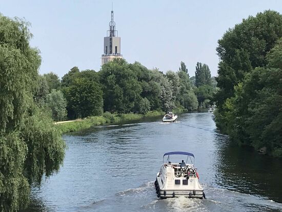 Das da hinten war mal mein Traum, auf dem Grundriss einer Kirch ist ein Altersheim direkt am Wasser entstanden.