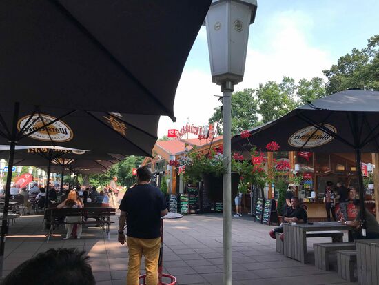 In der Näher ist ein Motorrad-Treff, die Spinner-Brücke.