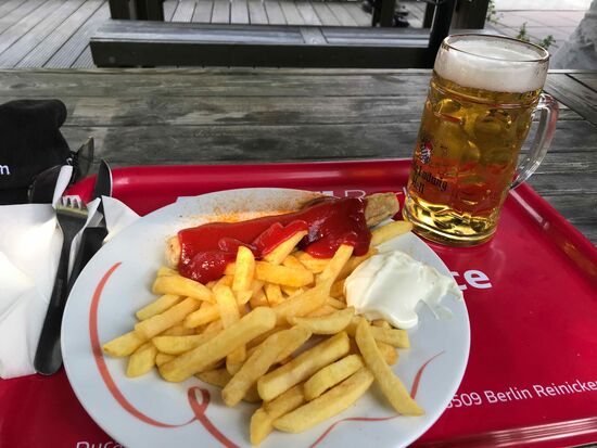 Berliner Currywurst
Damit ist der Reisebericht für heute beendet, es kommt dann noch einer am Schluss.