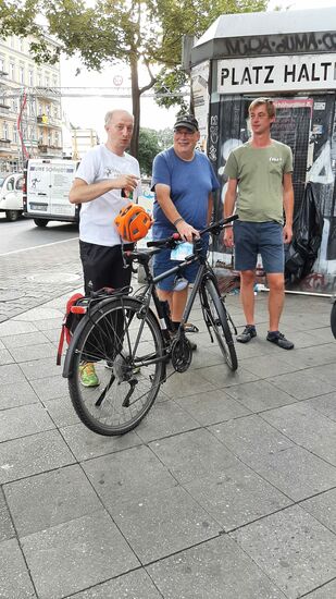 Treffen mit Freunden, die das Projekt "Radtour für Obdachlose Menschen" ins Leben gerufen haben. Diese versorgen Obdachlose Mehrmahls in der Woche mit Essen und Trinken. Ein untzerstützungswürdiges Projekt.