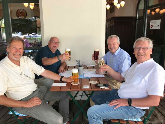 Und das ist das letzte Treffen dieser Tour. Klaus und Willi (rechts) habe ich vor 40 Jahren kennengelernt und freue mich heute, die beiden und Peter (links vorne) hier treffen zu dürfen. Im Alten Zollpackhaus wird es ein schöner Nachmittag.