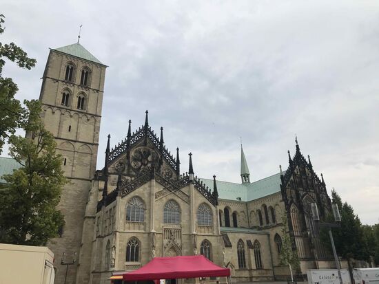 St.Paulus-Dom. Ein etwas besserer Blick, schade dass kein Markt ist. Die Reibekuchen sind sehr empfehlenswert. Aber leider bin ich einen Tag zu früh..