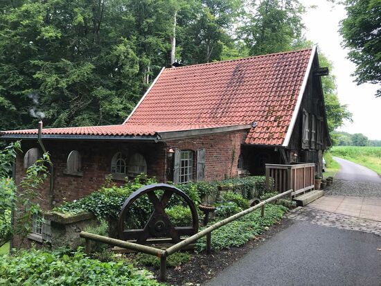 Sehr schön renovierte Häuser gibt es auch.