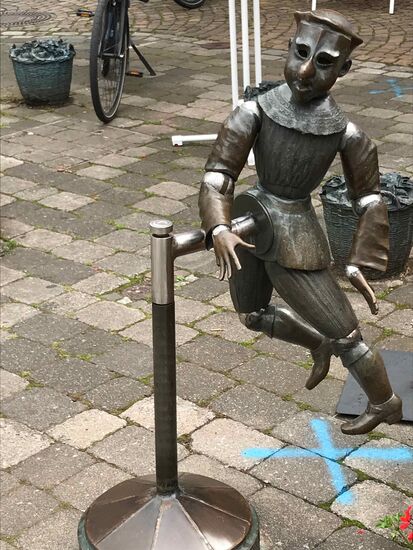 Ein schöner Brunnen, leider versaut durch Reklameaufsteller.