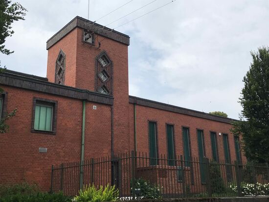 Und so schön kann man Industriebauten herstellen, ein altes (in Betrieb befindliches) Wasserwerk, im Turm der Anschluß an die Spannungsversorgung. Schade, dass es so was nicht mehr gibt.