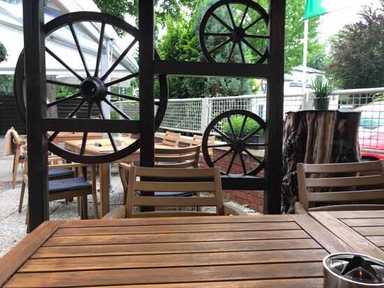 Der Biergarten vom Hotel ist noch leer, darum.....