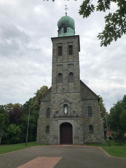 Kirche in Steinhorst, der genau gegenüberliegende Biergarten auch zu