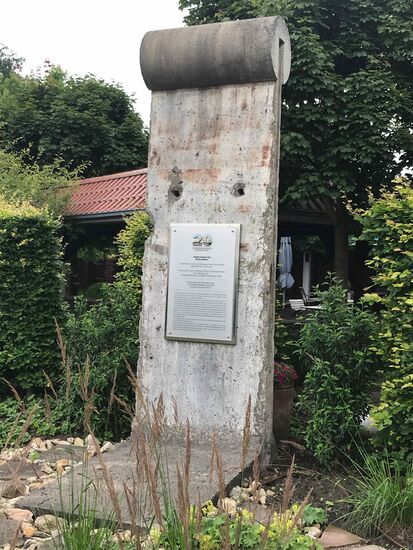 Ein original Mauerstück , hier in Riege aufgestellt.