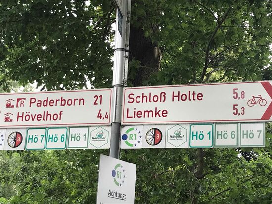 Die Beschilderung der Strecke ist gut, ich folge zu einem guten Teil den R1 und D3.