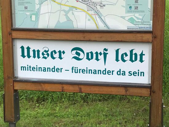 Das Schild am Ortseingang verspricht "Leben", gesehen habe ich davon nichts. Man würde ja gerne etwas Geld dalassen (für ein Kaltgetränk z.B) , aber das war nur mein Traum