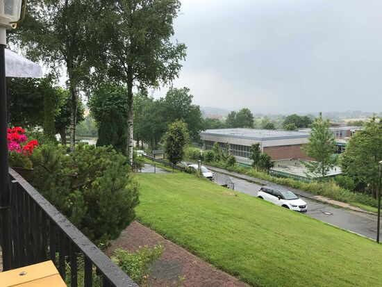 Nochmal auf die Terrasse, auch im Regen kann man hier schön sitzen.